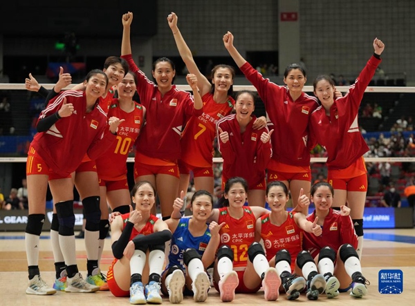 6月3日，中國(guó)隊(duì)球員在比賽后慶祝勝利。當(dāng)日，在日本名古屋舉行的2023世界女排聯(lián)賽分站賽中，中國(guó)隊(duì)以3比1戰(zhàn)勝荷蘭隊(duì)。新華社記者 張笑宇 攝
