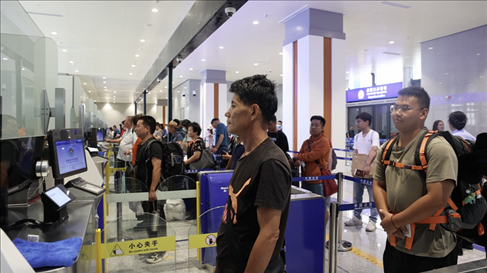 6月13日，乘坐中老鐵路國際旅客列車的旅客在磨憨邊檢大廳排隊候檢。李揚 攝