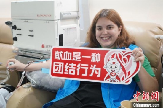 6月13日，在第20個世界獻血者日前夕，20名在贛留學生組團前往血站獻血。吳迪 攝