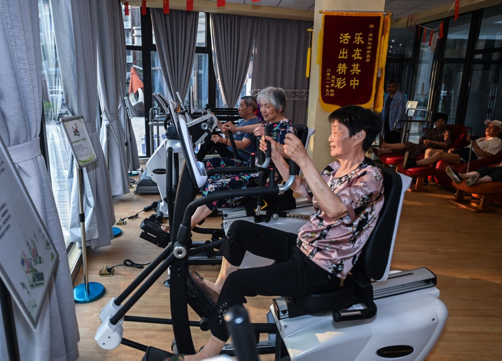在浙江嘉興市南湖區(qū)新嘉街道電子社區(qū)鄰里中心的長者運動健康之家內(nèi)，老人們在進行器械鍛煉（2023年6月14日攝）。新華社記者 徐昱 攝