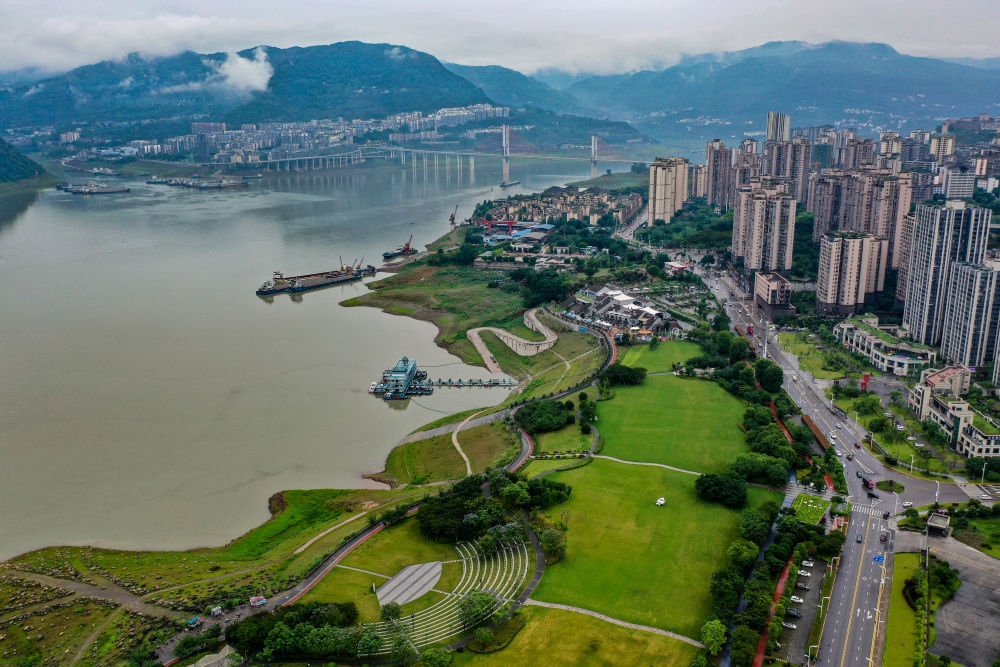 這是2023年6月7日拍攝的位于重慶市云陽縣的云陽城區(qū)環(huán)湖綠道（無人機照片）。當?shù)貙⑸鷳B(tài)治理與生態(tài)修復結(jié)合起來，兼顧城市旅游和運動休閑等功能需要，打造環(huán)縣城兩江四岸33公里綠道。新華社記者 唐奕 攝