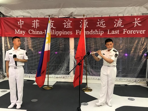 艦上官兵表演歌舞、民樂、武術(shù)等節(jié)目。中國駐菲律賓大使館供圖