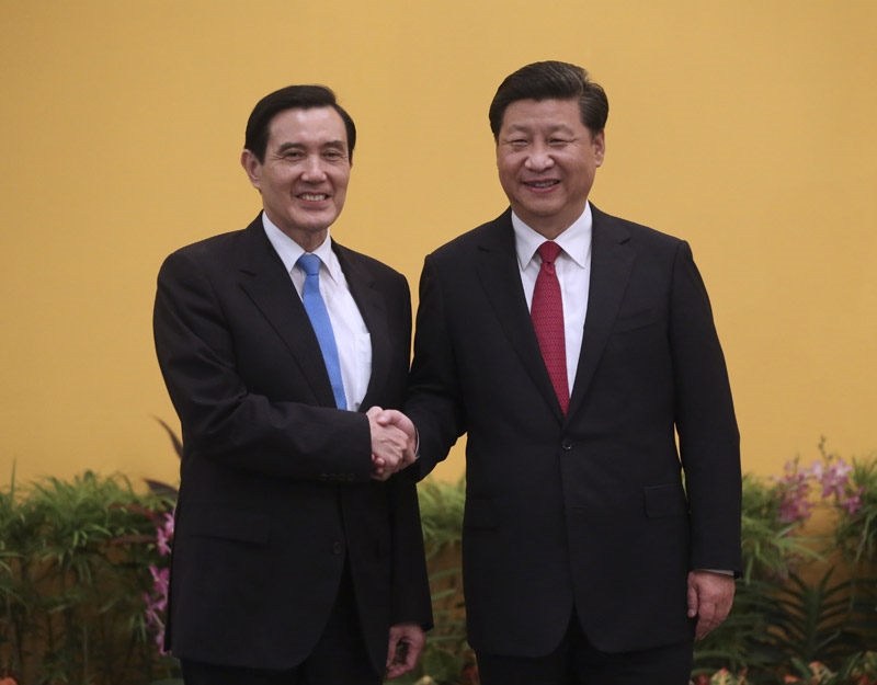 2015年11月7日，兩岸領(lǐng)導(dǎo)人會面在新加坡香格里拉大酒店舉行。這是習(xí)近平主席與時任臺灣地區(qū)領(lǐng)導(dǎo)人馬英九握手。