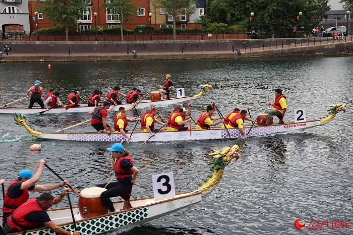 2023全英中華端午龍舟會(huì)比賽現(xiàn)場(chǎng)，幾支隊(duì)伍你追我趕。人民網(wǎng)記者 邢雪攝