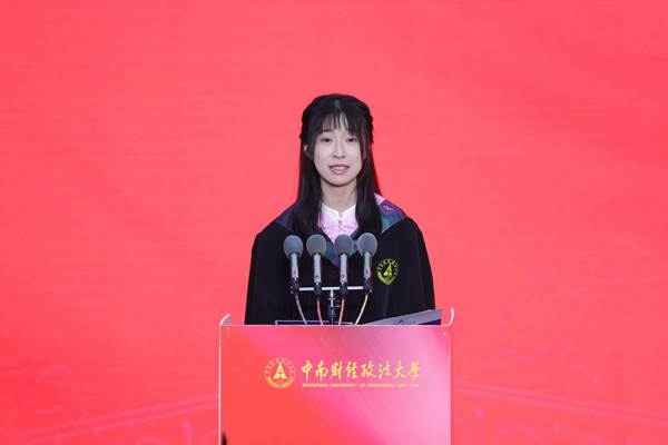 王若研在畢業(yè)典禮上發(fā)言。崔楨楨 攝