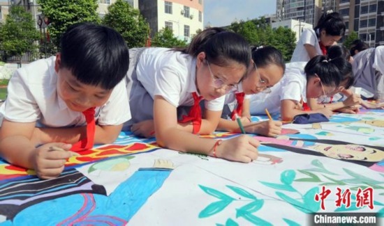 圖為學(xué)生們用手中畫筆在進(jìn)行創(chuàng)作。 興業(yè)縣融媒體中心供圖