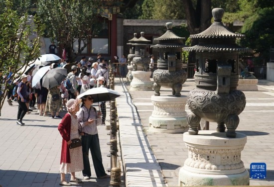 6月22日，游人在北京頤和園參觀游覽。新華社記者 任超 攝