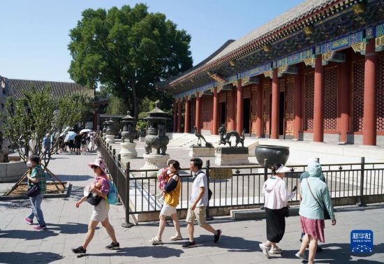 6月22日，游人在北京頤和園參觀游覽。新華社記者 任超 攝