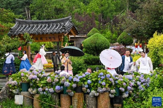 6月22日，游客在位于吉林省延邊朝鮮族自治州延吉市的中國(guó)朝鮮族民俗園游覽。新華社記者 顏麟蘊(yùn) 攝
