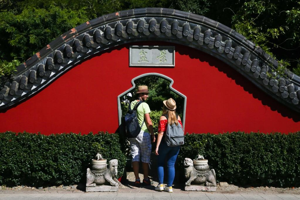 在比利時(shí)布呂熱萊特市，游客參觀天堂動(dòng)物園的中國園。