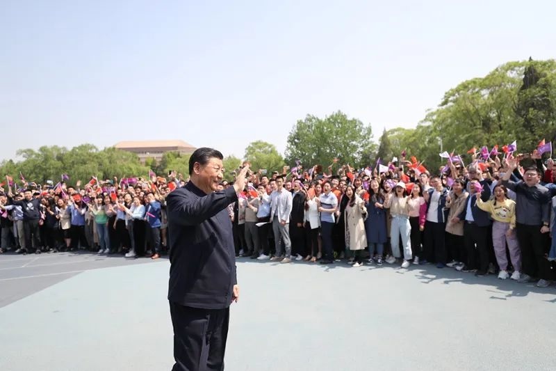 2021年4月19日，在清華大學建校110周年校慶日即將來臨之際，習近平來到清華大學考察。圖為習近平離開學校時，同師生們揮手致意。新華社記者 鞠鵬 攝