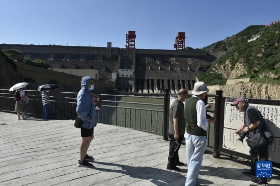 6月23日，游人在黃河三門(mén)峽大壩風(fēng)景區(qū)內(nèi)游覽。
