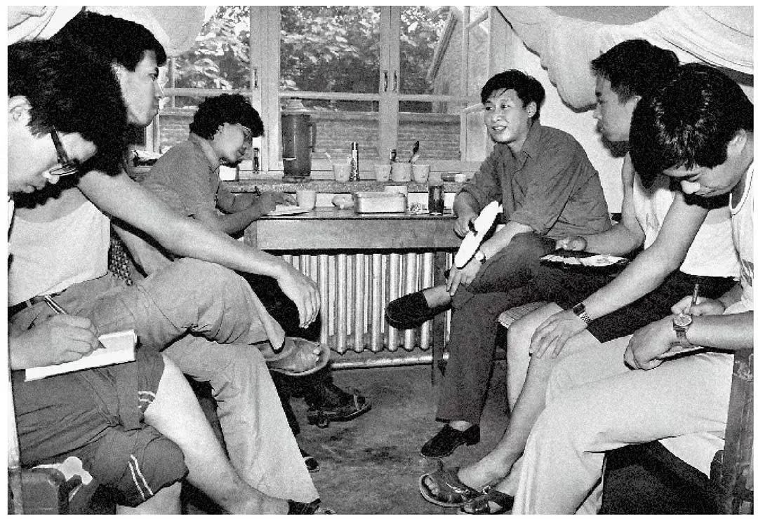 1984年7月29日，習近平與中國人民大學暑期社會實踐團成員在正定縣政府招待所宿舍座談。（圖源：《習近平與大學生朋友們》）