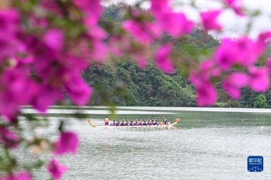 6月22日，重慶市酉陽(yáng)土家族苗族自治縣酉水河鎮(zhèn)河灣村，參賽選手進(jìn)行龍舟比賽。