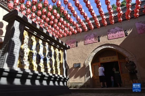 6月23日，游人在三門(mén)峽市陜州地坑院景區(qū)內(nèi)游覽。