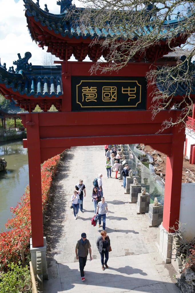 在比利時(shí)天堂動(dòng)物園的中國園，游客從牌樓下走過。