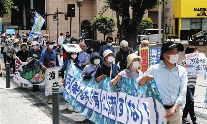 6月20日，日本民眾在福島縣政府周圍舉行抗議活動，強烈反對核污水排海計劃。（圖片來源：《東京新聞》）