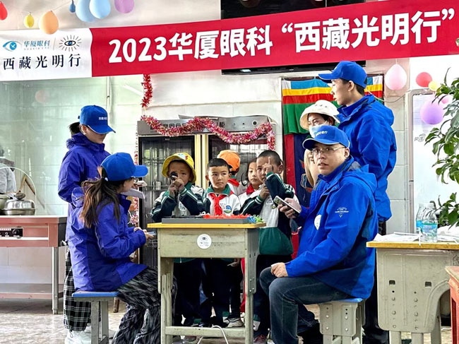 華廈眼科醫(yī)務人員對當地少年兒童進行近視、弱視、斜視篩查。人民網記者 李棟攝