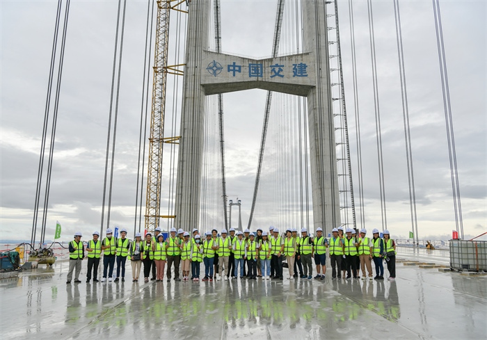 瀾湄六國媒體記者代表在建設(shè)中的深中通道伶仃洋大橋施工現(xiàn)場合影。（中交集團(tuán)供圖）