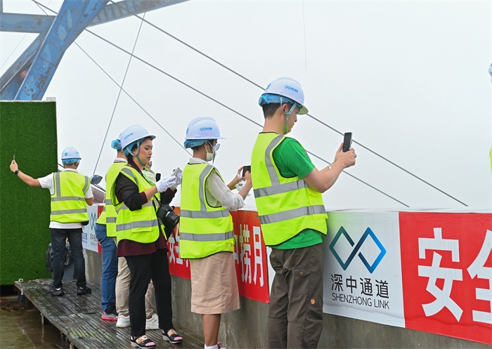 瀾湄六國媒體記者代表在建設(shè)中的深中通道伶仃洋大橋270米高塔之上拍照。中交集團(tuán)供圖