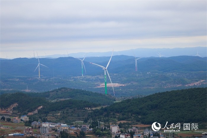 圖為位于云南省曲靖市富源縣的富源西風(fēng)電基地。（人民網(wǎng) 李發(fā)興攝）