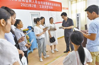  圖③：法院干警現(xiàn)場(chǎng)指導(dǎo)鄉(xiāng)村“代理家長(zhǎng)”如何正確管護(hù)留守兒童。