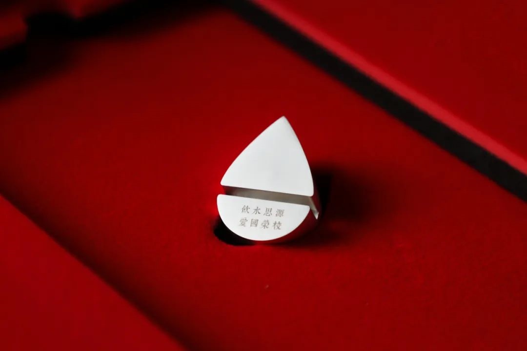 上海交通大學(xué)發(fā)布2023年錄取通知書禮盒。校方供圖