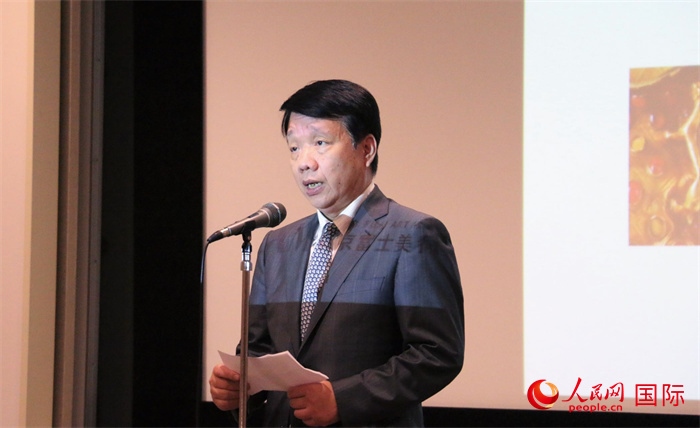 中國(guó)駐日本大使館文化處公使銜參贊致辭。（人民網(wǎng) 許可攝）