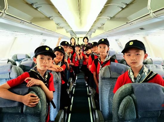 文縣東壩童聲合唱團(tuán)的孩子們?cè)陲w機(jī)上。