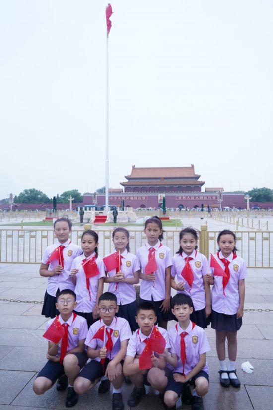 文縣東壩童聲合唱團(tuán)的孩子們?cè)谔彀查T(mén)廣場(chǎng)合影。