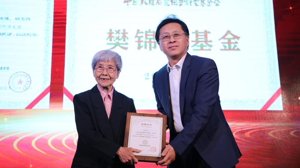 國家文物局黨組成員、副局長解冰（右）為樊錦詩（左）頒發(fā)捐贈(zèng)證書。新華社記者張睿 攝