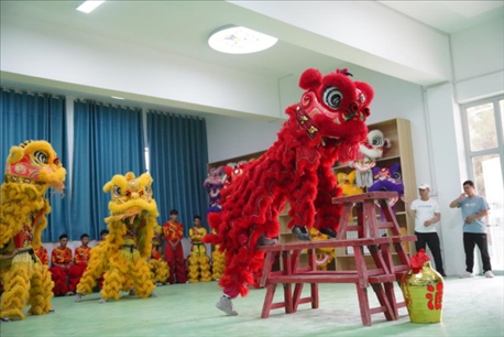 開課儀式現(xiàn)場，疏附縣第一中學(xué)舞獅隊的醒獅表演。