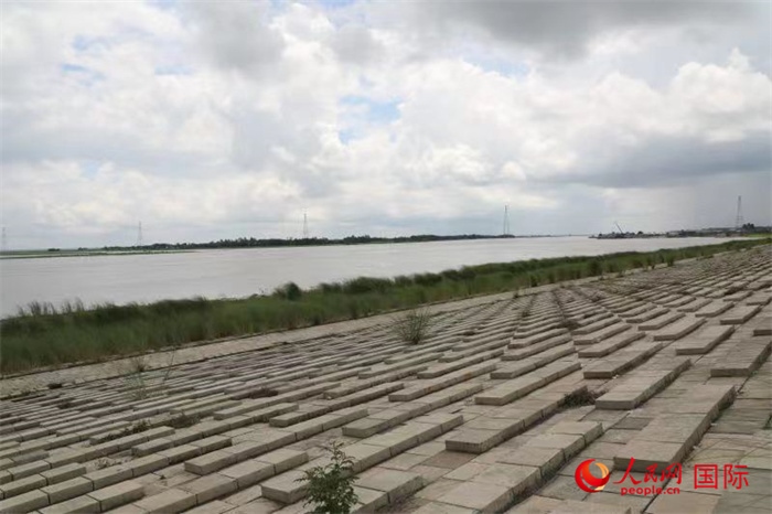 孟加拉國帕德瑪大橋河道整治工程北岸整治區(qū)域長1.5千米，南岸長11.5千米，是目前世界上規(guī)模最大的河道整治工程。人民網(wǎng)記者 孫廣勇攝