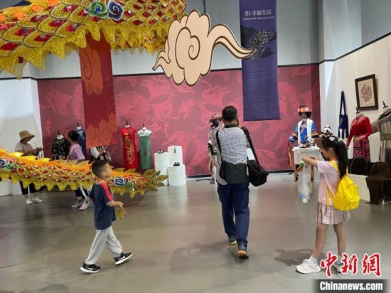 市民參觀展覽。祝歡 攝