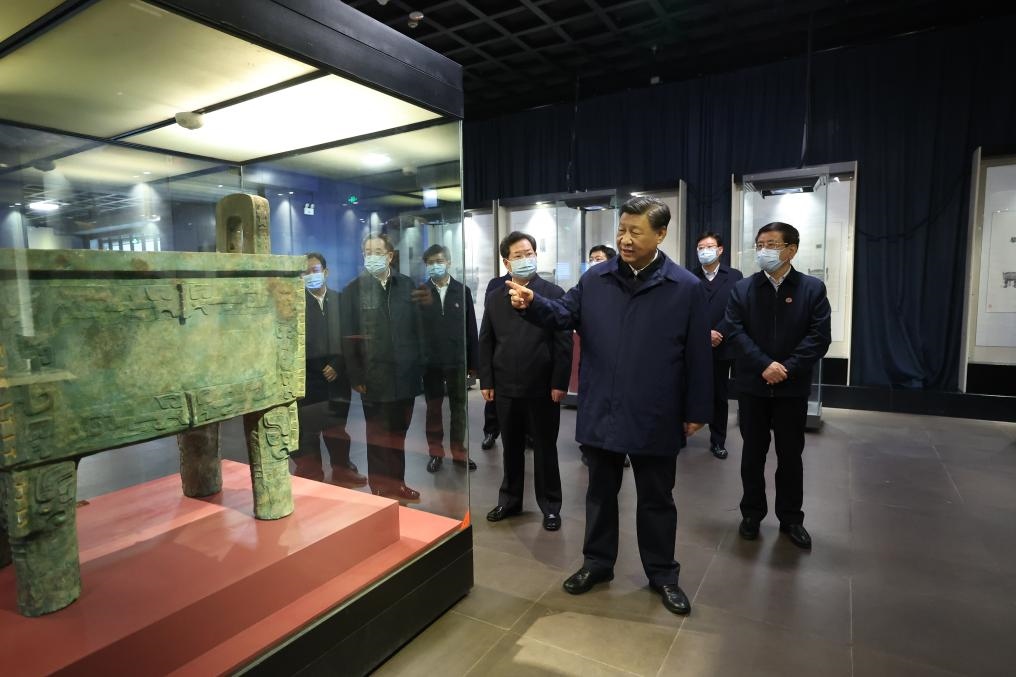 2022年10月26日至28日，中共中央總書記、國家主席、中央軍委主席習(xí)近平在陜西省延安市、河南省安陽市考察。這是28日下午，習(xí)近平在安陽市殷墟博物館考察。新華社記者 鞠鵬 攝