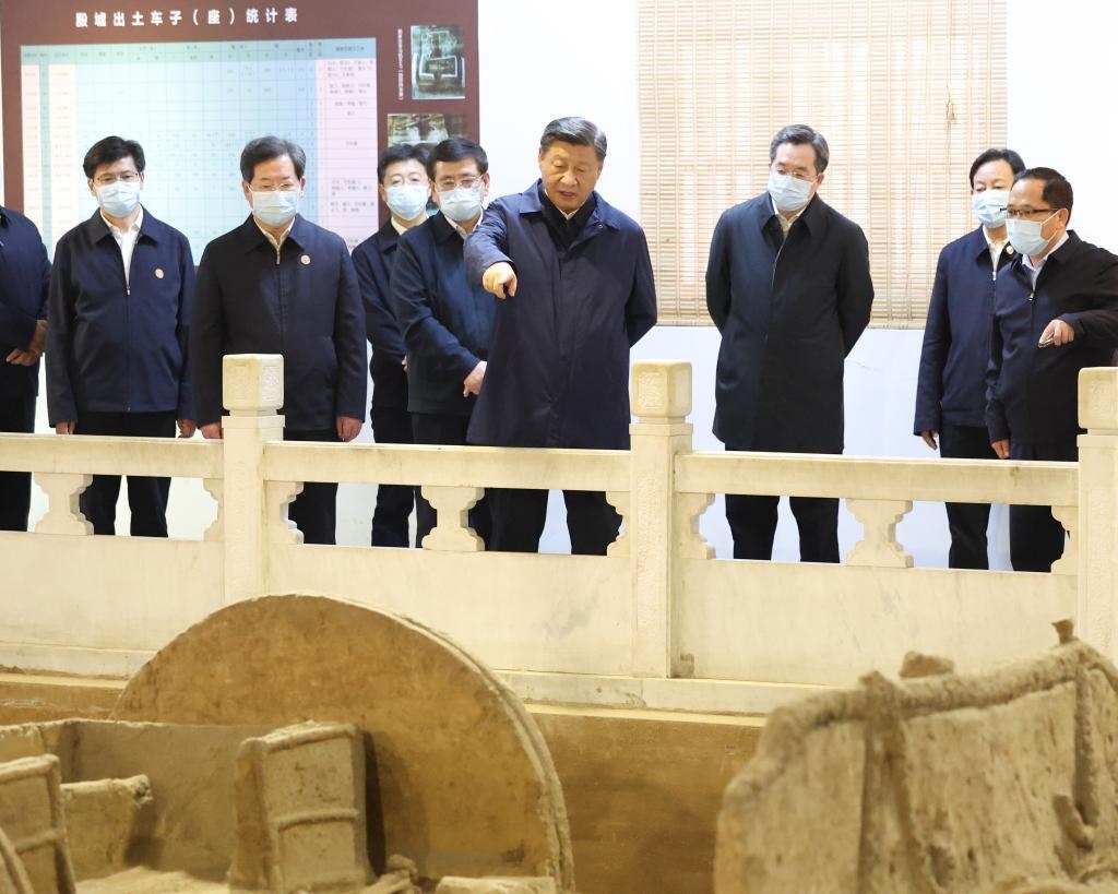 2022年10月26日至28日，中共中央總書記、國家主席、中央軍委主席習(xí)近平在陜西省延安市、河南省安陽市考察。這是28日下午，習(xí)近平在安陽市殷墟遺址考察。新華社記者 丁林 攝
