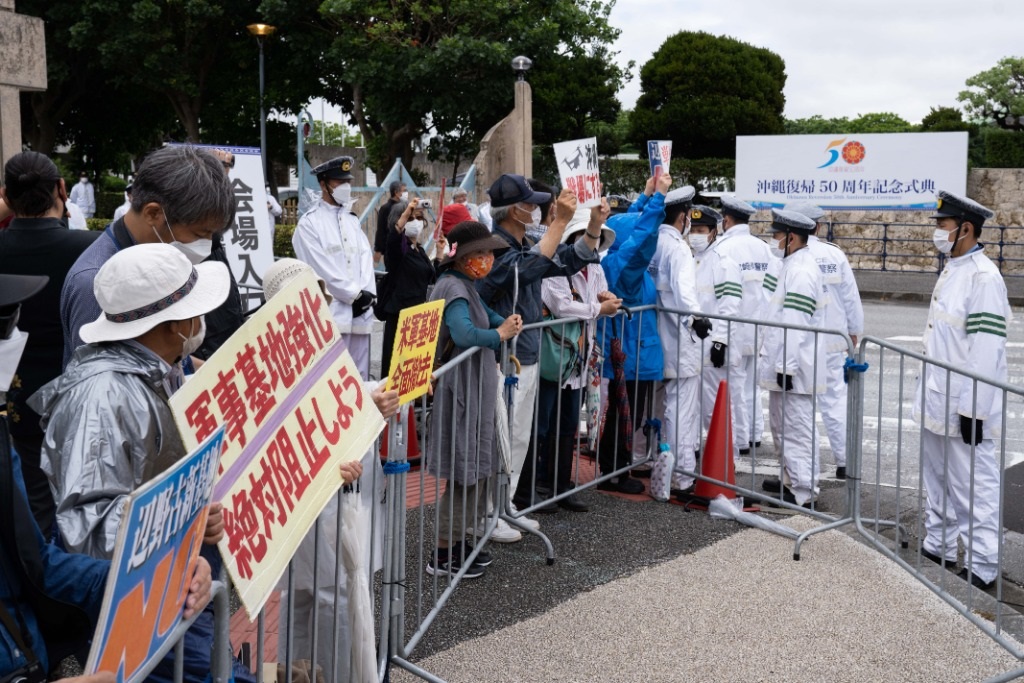 2022年5月15日，在日本沖繩，人們在沖繩回歸日本本土50周年紀念儀式現(xiàn)場外抗議。新華社記者張笑宇攝