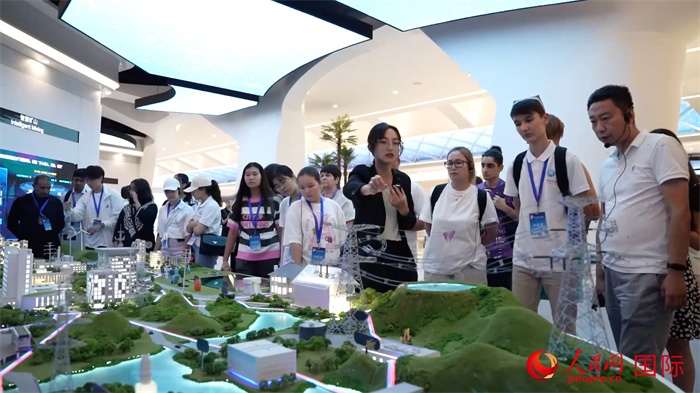 “上合小記者”在華為北京研究院參觀。實(shí)習(xí)生 方明軒攝
