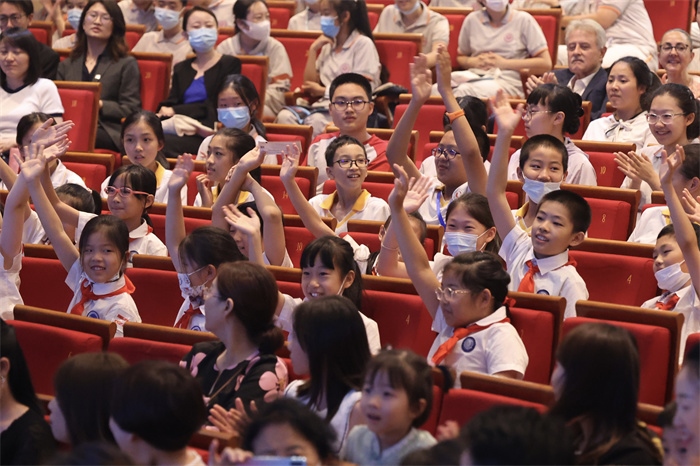 觀看演出的中小學(xué)生。中外語(yǔ)言交流合作中心供圖