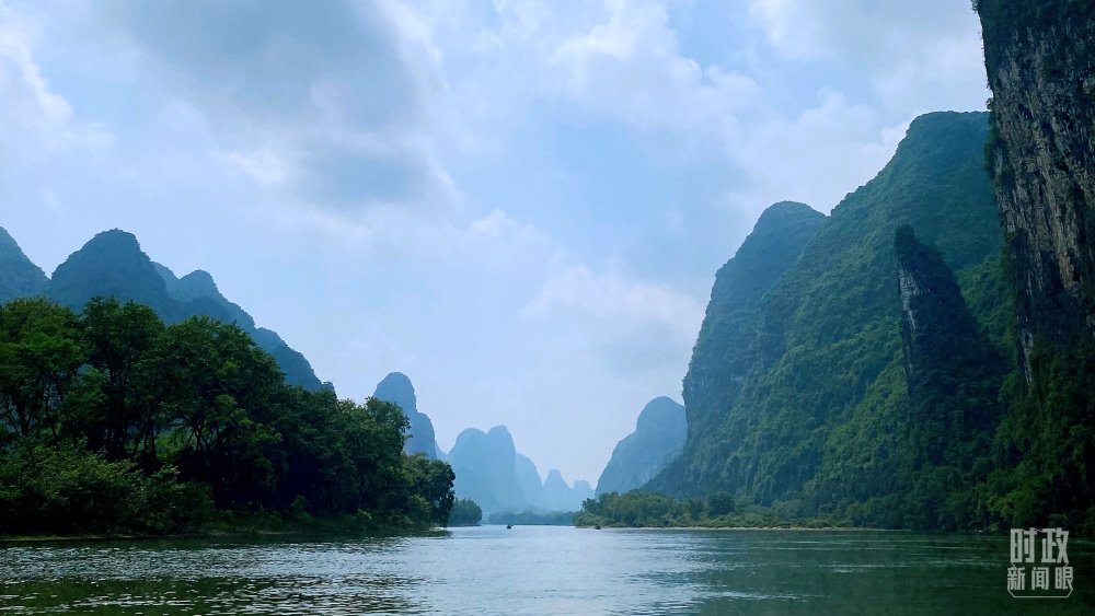 漓江流域國家地表水考核斷面連續(xù)6年保持Ⅱ類水質(zhì)，2022年漓江入選國家首批美麗河湖案例。（總臺央視記者張宇拍攝）