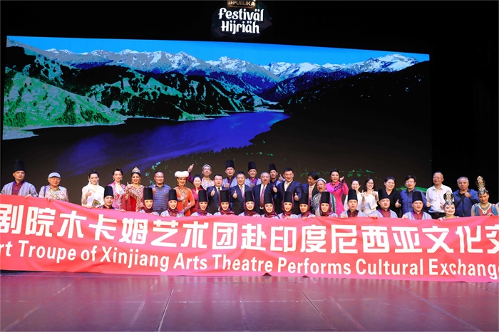 演出結束后陸慷大使和夫人及印尼官員與演職人員合影。中國駐印度尼西亞大使館供圖