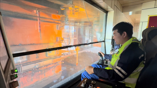 國家電投內(nèi)蒙古公司南露天煤礦裝車站司機(jī)石繼立的操縱下，一次性60噸的煤炭穩(wěn)穩(wěn)裝入車廂。人民網(wǎng) 金洪花攝