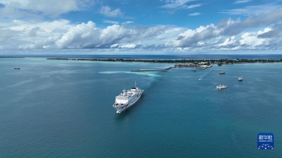 7月22日，中國海軍“和平方舟”號醫(yī)院船結(jié)束基里巴斯訪問，駛離塔拉瓦港。新華社發(fā)（桂江波 攝）