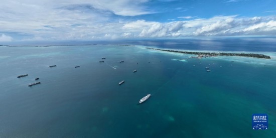 7月22日，中國海軍“和平方舟”號醫(yī)院船結(jié)束基里巴斯訪問，駛離塔拉瓦港。新華社發(fā)（桂江波 攝）
