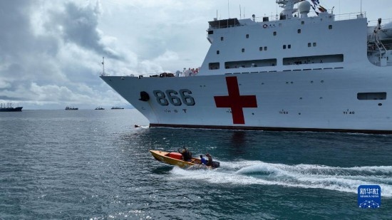 7月22日，中國海軍“和平方舟”號醫(yī)院船駛離塔拉瓦港途中，基里巴斯當(dāng)?shù)孛癖婑{船揮手告別。新華社發(fā)（桂江波 攝）