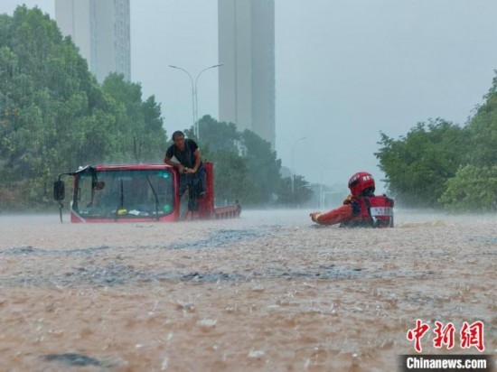 湖北咸寧暴雨引發(fā)內(nèi)澇，消防營救疏散民眾 朱燕林 攝