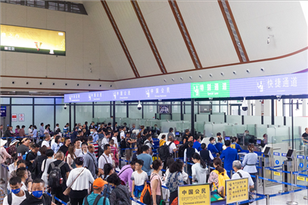 7月22日，乘坐中老鐵路國(guó)際旅客列車的旅客在磨憨邊檢大廳排隊(duì)候檢。衛(wèi)海林 攝
