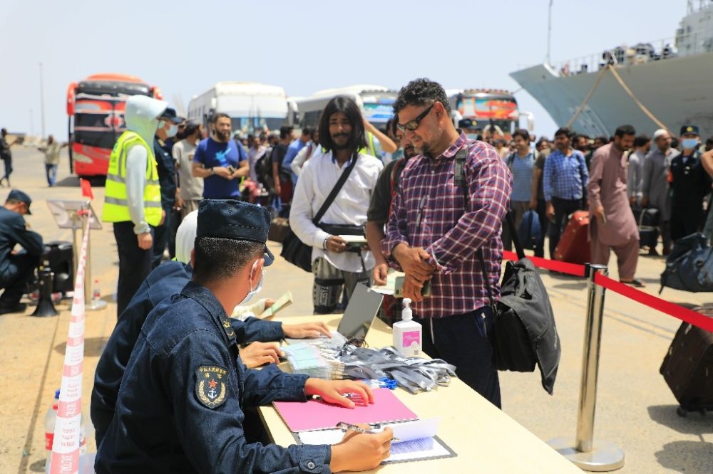↑2023年4月28日，從蘇丹撤離的外籍人員準備登艦。新華社發(fā)（李怡諾攝）