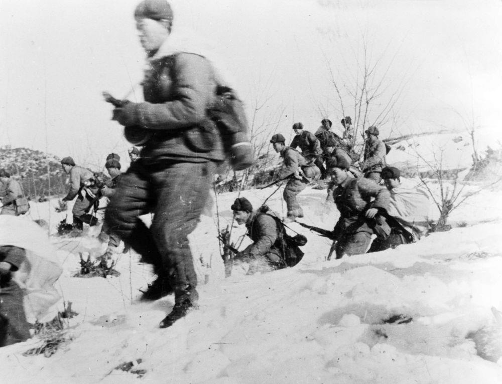 △中國人民志愿軍戰(zhàn)士向美軍進攻的情形（1951年攝）。