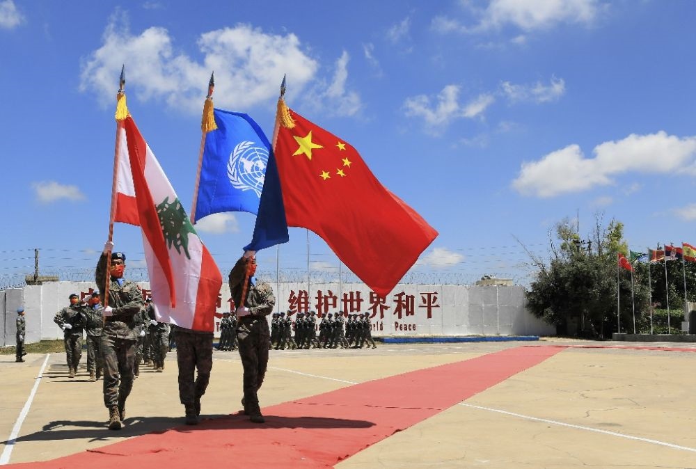 ↑在黎巴嫩南部辛尼亞村的中國維和部隊營區(qū)，中國維和部隊官兵在受勛后通過觀禮臺（2022年7月1日攝）。新華社記者 劉宗亞 攝